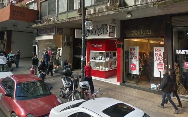 Arriba de una moto, dos ladrones atacaron tres veces en el Centro