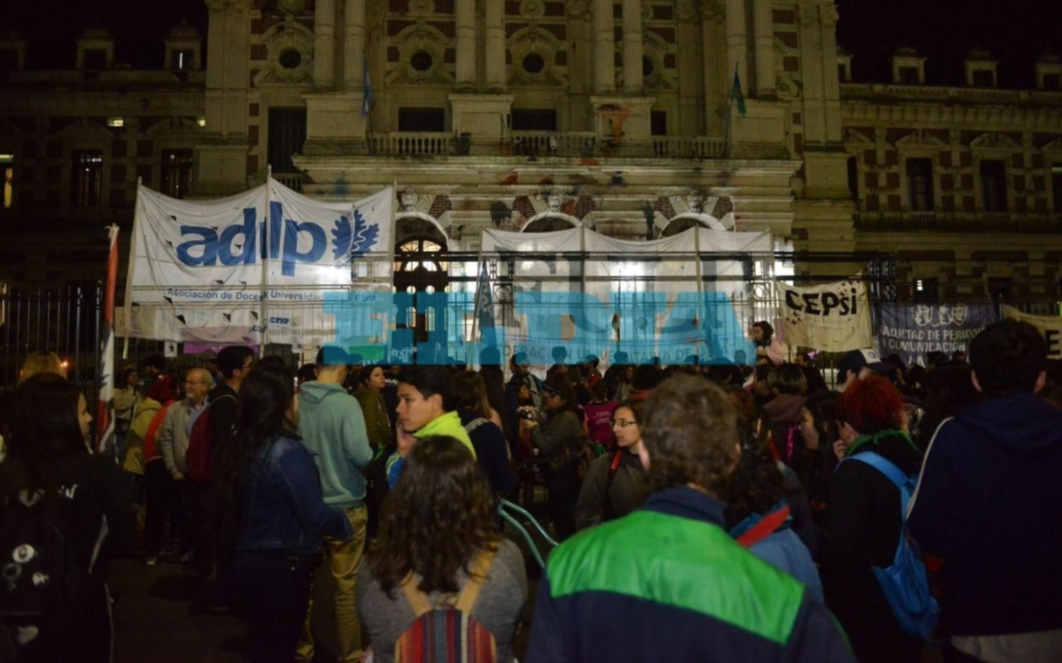 Estudiantes universitarios realizaron una marcha de antorchas por calle 7