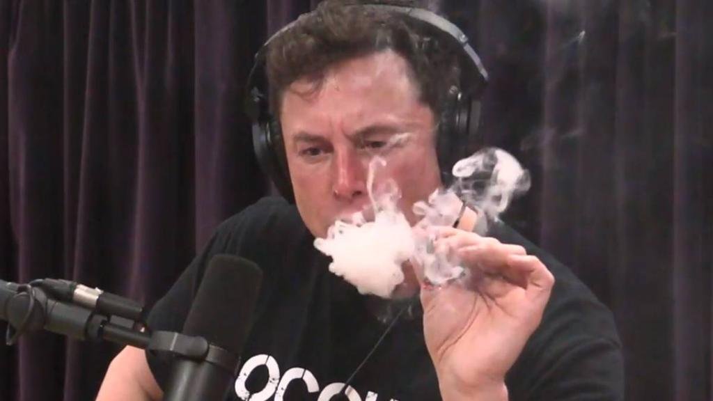 Elon Musk apareció fumando marihuana en público y el valor de Tesla se derrumbó