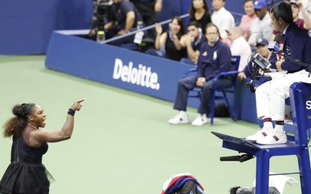 VIDEO. A Serena se le salió la cadena: rompió la raqueta y casi la descalifican por un comentario