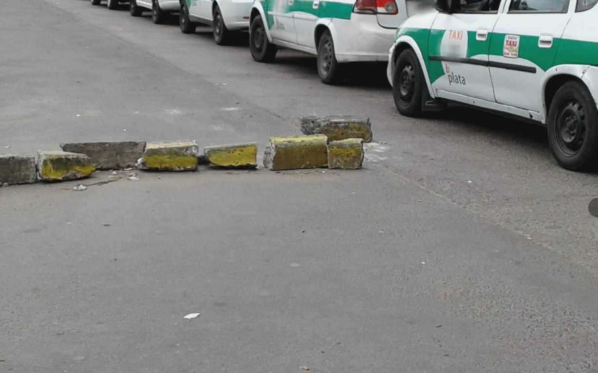 Vecinos reclaman por una barricada que se armó a metros de la estación