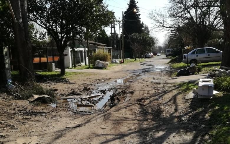 Hartazgo vecinal en City Bell por el estado de las calles: un vecino mostró el antes y el después