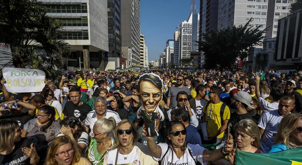 “No le daremos el gusto a quien deseó sacarnos de la carrera electoral”, desafía Bolsonaro