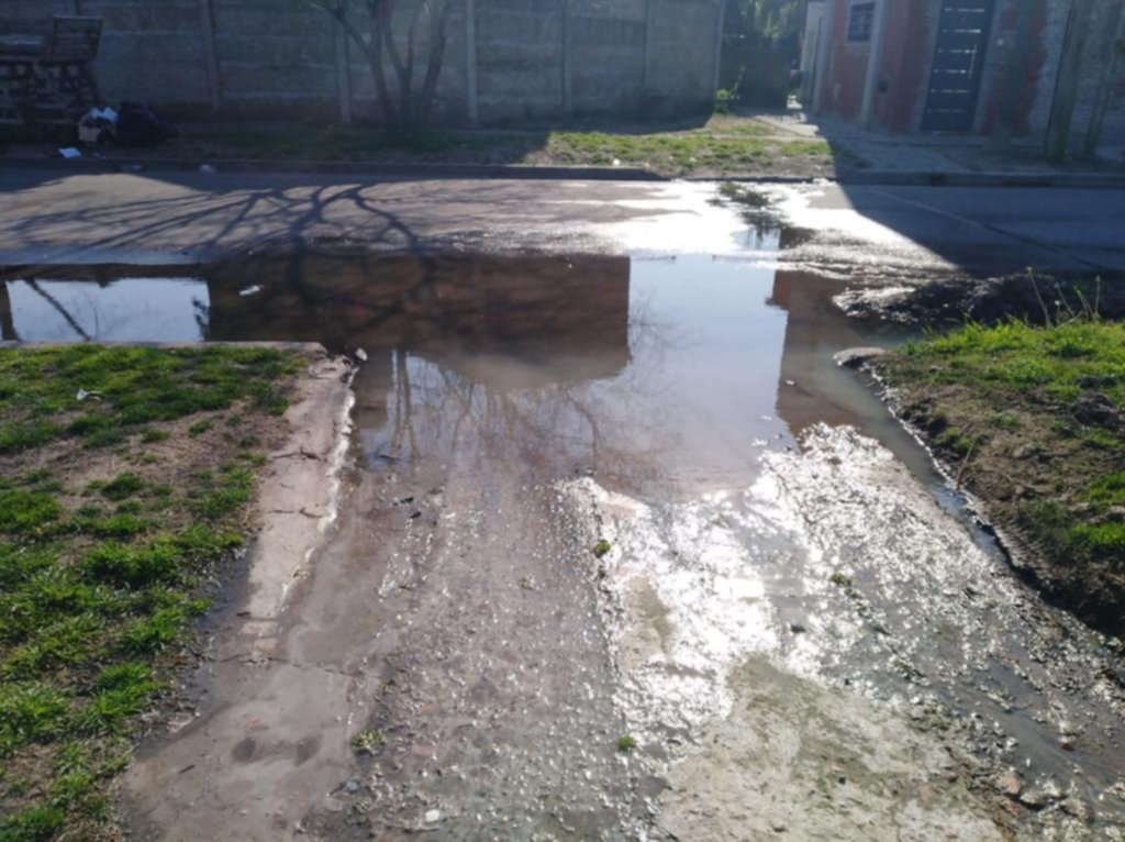 Desbordes cloacales en una esquina de Villa Castells