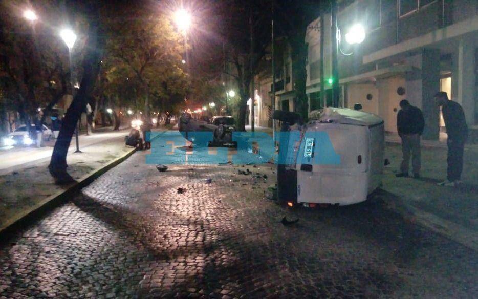 Cinematográfico choque y vuelco en diagonal 73 y 46