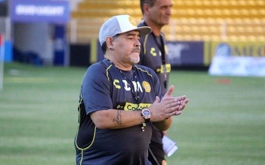 En México no hablan de otra cosa: Diego bailó y rezó en plena práctica