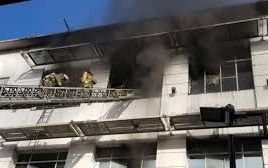 Gran incendio con bomberos heridos y manzanas evacuadas 