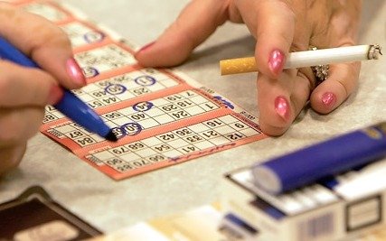 Impulsan un proyecto para eliminar los “clubes de fumadores” en los bingos 