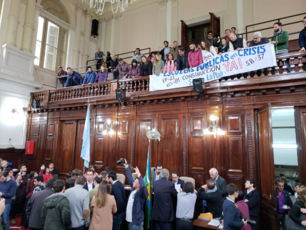 La polémica por las escuelas se metió en los Concejos de La Plata y Berisso