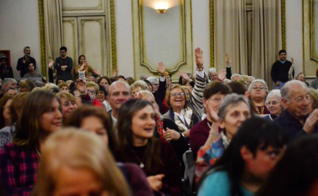 Adultos mayores platenses disfrutaron de un show de música y bailes