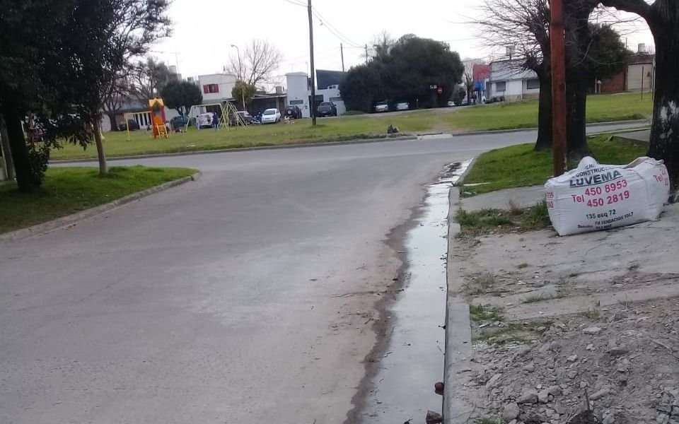 Denuncian pérdida de agua que lleva meses en 71 y 30