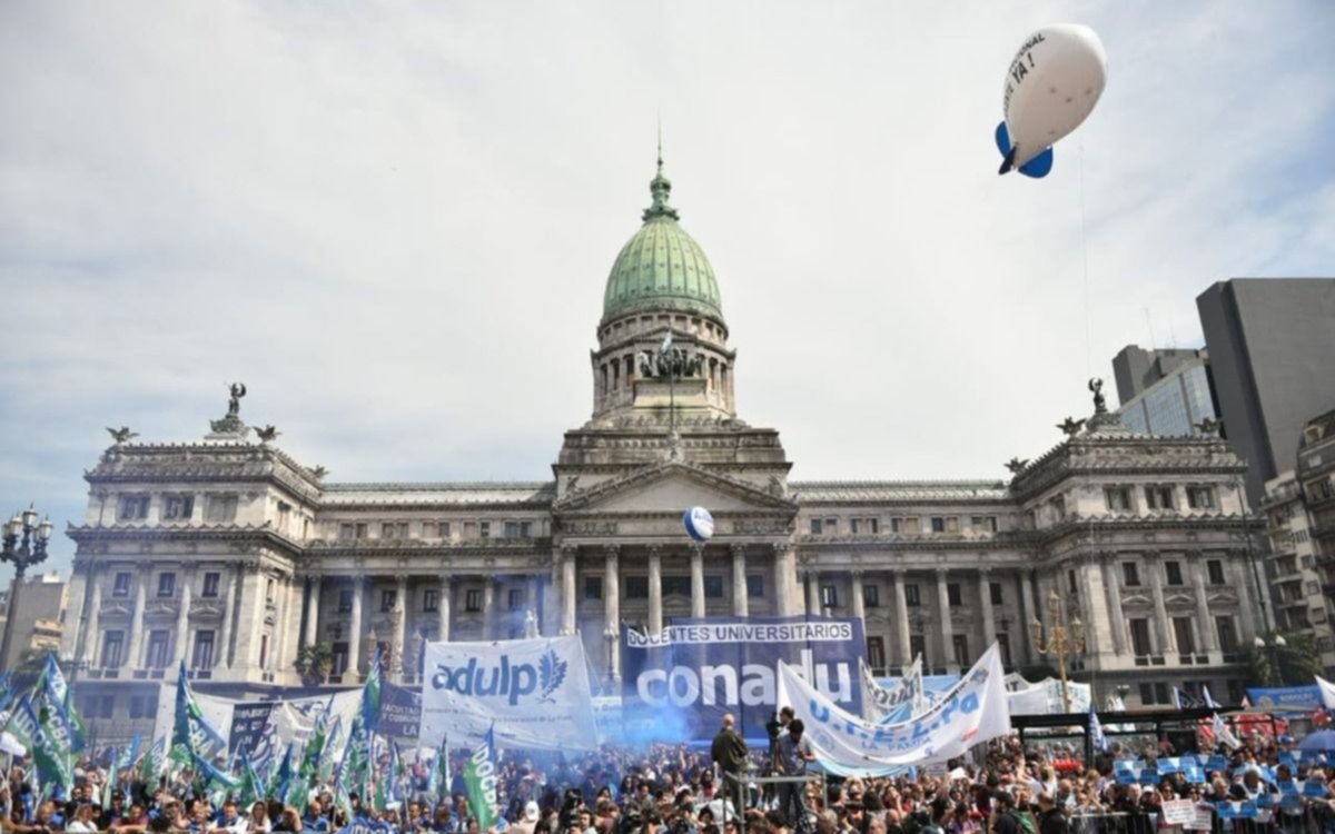 Los docentes  de todos los niveles marcharon al Congreso "en defensa de la educación pública"
