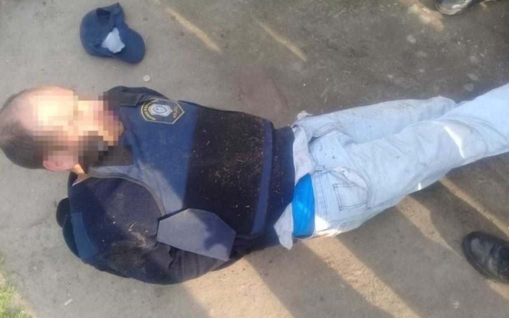 Con un chaleco de policía intentó cometer una entradera y cayó preso