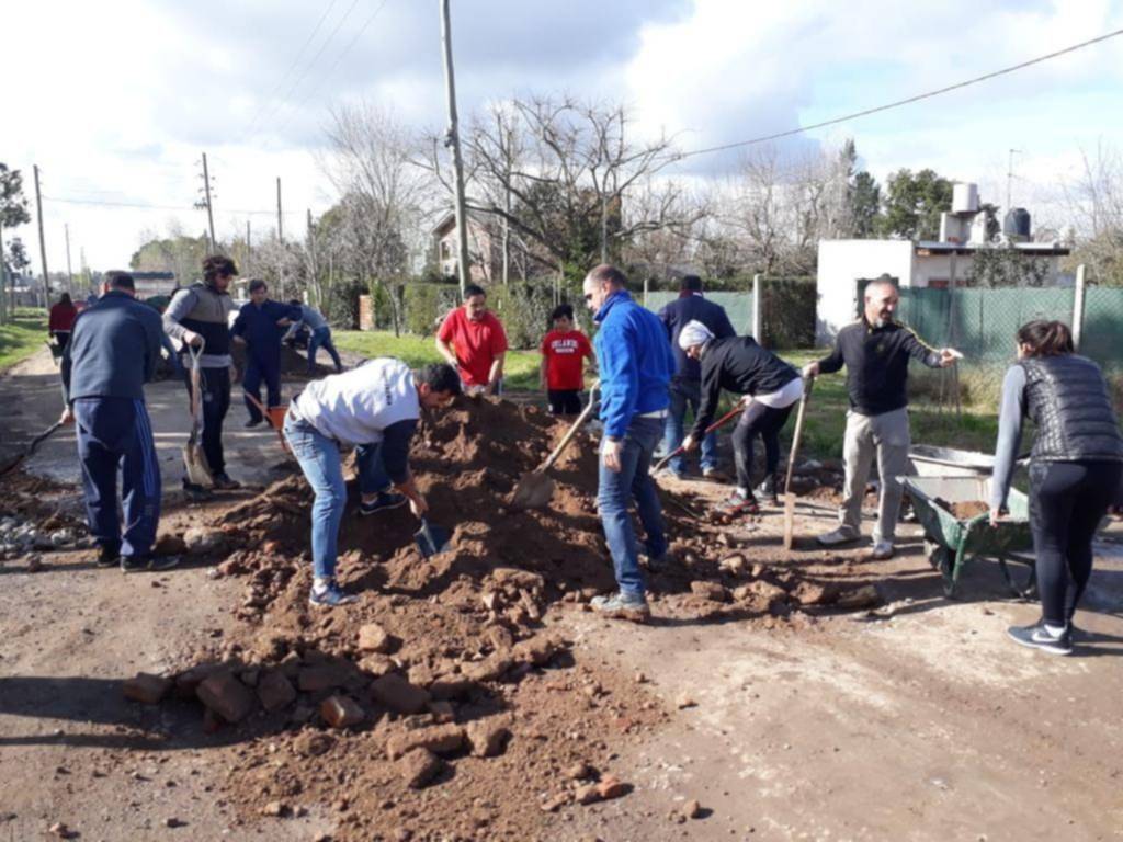 Vecinos salen a reparar la calle