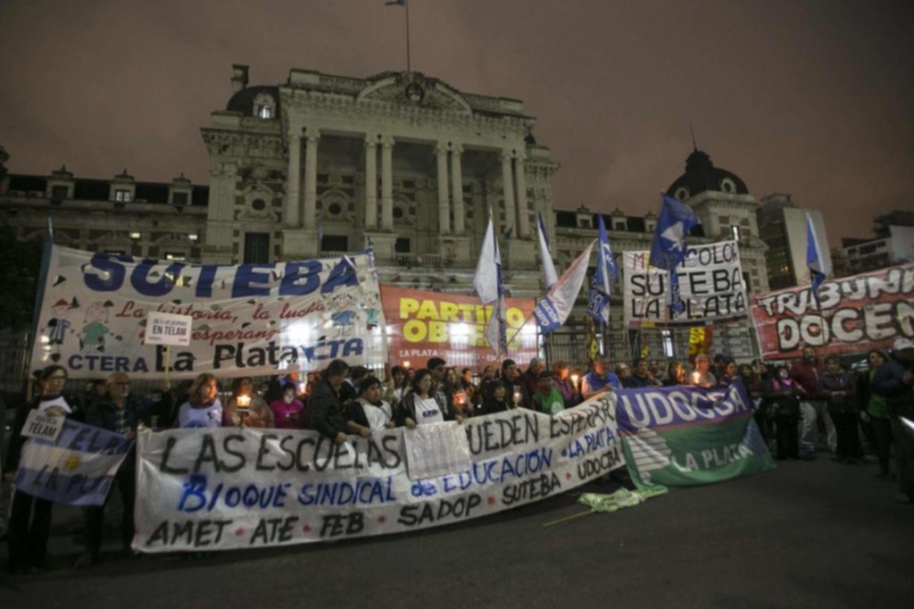 Con antorchas, docentes profundizan la protesta y salen a exigir justicia