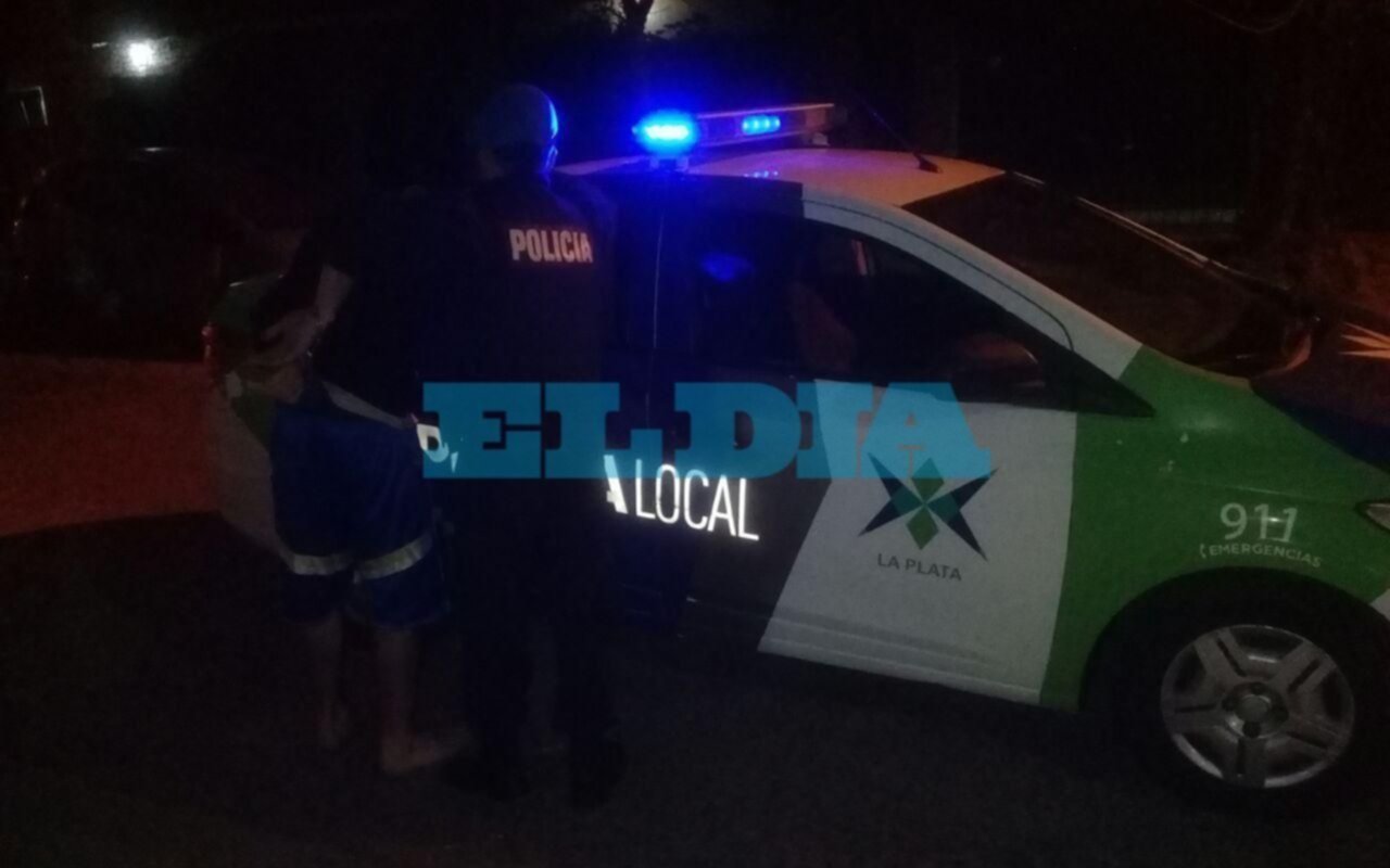 Vio a la policía y se dio a la fuga: lo agarraron en Tolosa y descubrieron lo que escondía