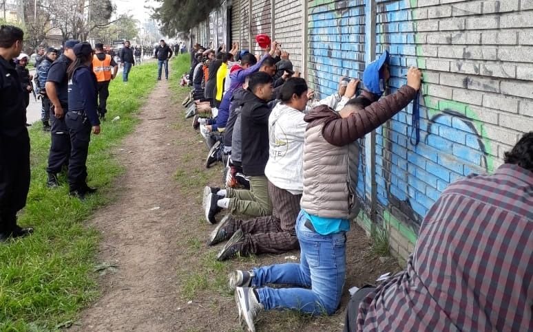 Detienen a 24 barras de Almirante Brown: intentaban ingresar al estadio sin entradas 