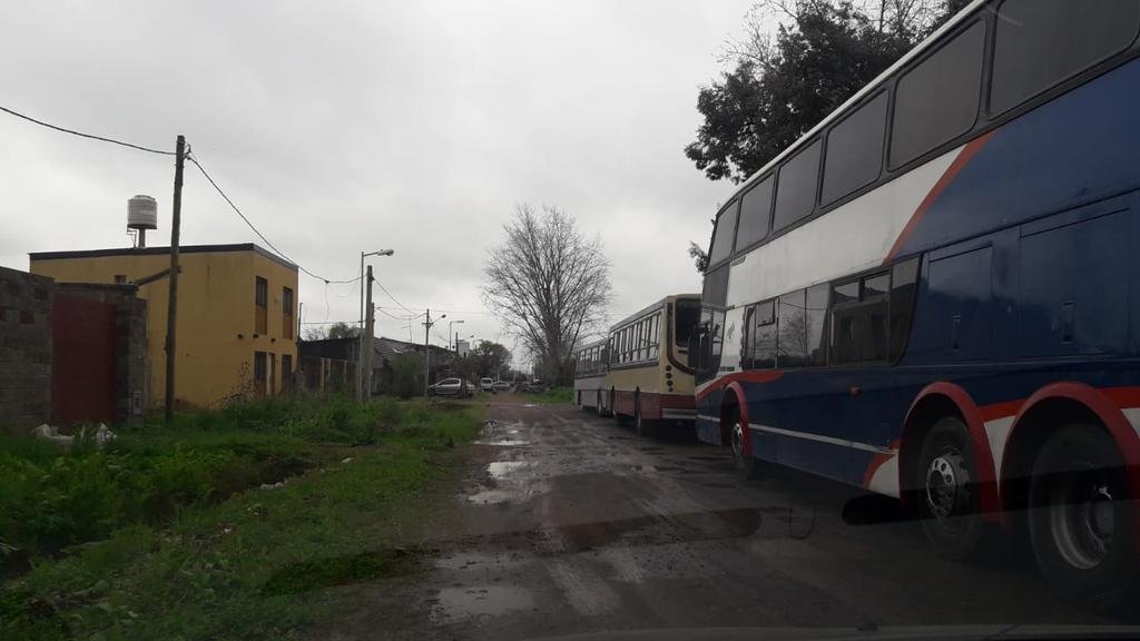 La calle 158, una playa de estacionamiento de micros