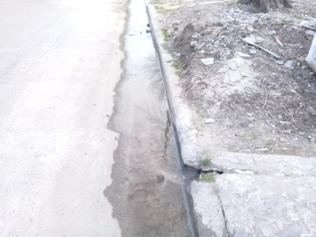 SIgue el despilfarro por una pérdida de agua en 71 y 30