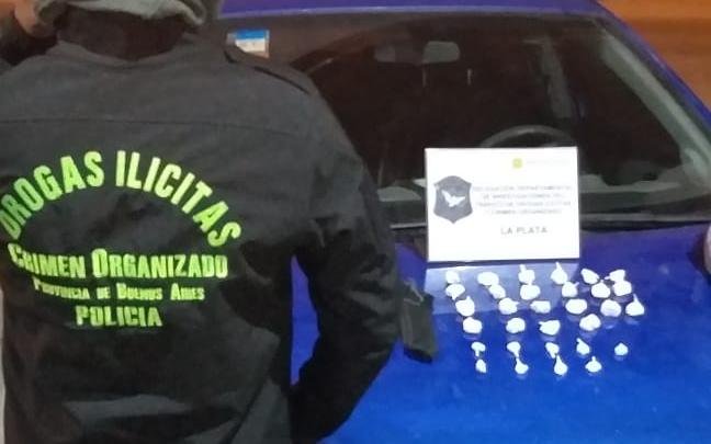 Él penitenciario, ella policía: arrestados por drogas en La Cumbre