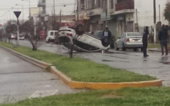 Vuelco por la mañana a metros de la rotonda de 32 y 131, en La Cumbre
