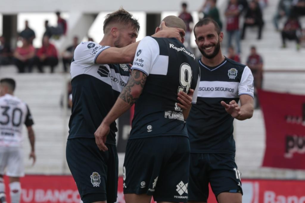 Tras casi un año, volvió a ganar afuera con goles uruguayos