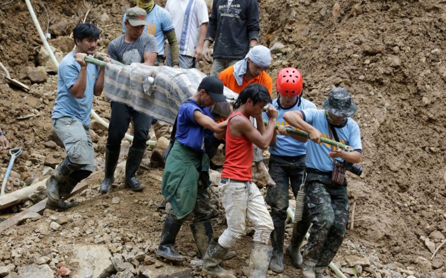 En filipinas, el furioso tifón derrumbó una mina: hay muertos y atrapados