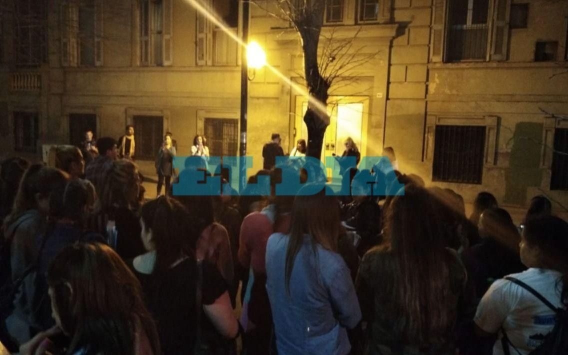 Protesta frente al Arzobispado por el presunto cierre del Instituto Guido Andreis 