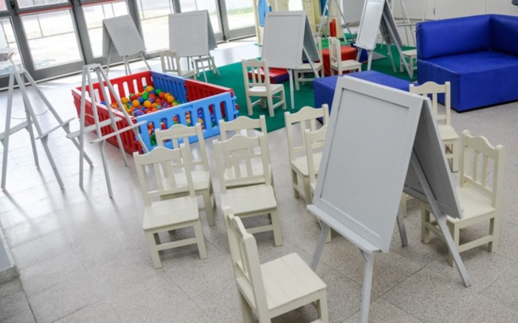  Internos de la cárcel de Olmos donaron atriles, pizarrones y sillas para favorecer actividad artística en Jardín Maternal de Los Hornos