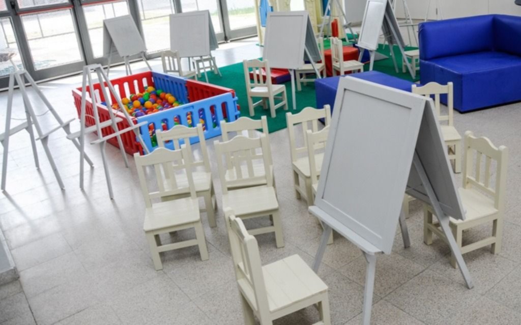 Internos de la cárcel de Olmos donaron atriles, pizarrones y sillas para favorecer actividad artística en Jardín Maternal de Los Hornos