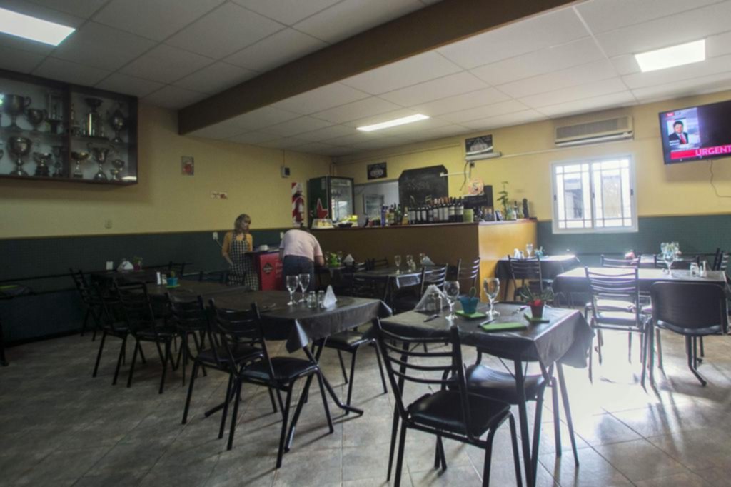 Tres ladrones golpearon y asaltaron al encargado del bar del club Lavalle