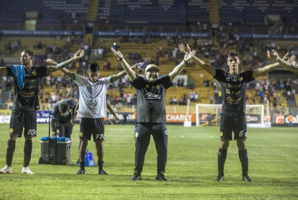 Diego acaparó el show de la Noche del Diez, en un debut “dorado” del equipo de Sinaloa
