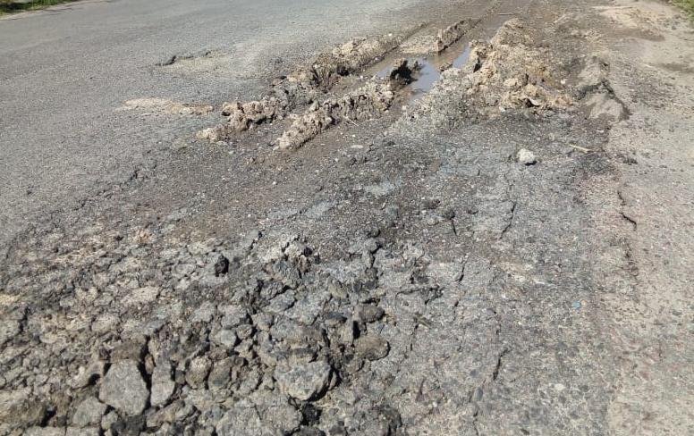 Enormes cráteres en una cuadra de Tolosa