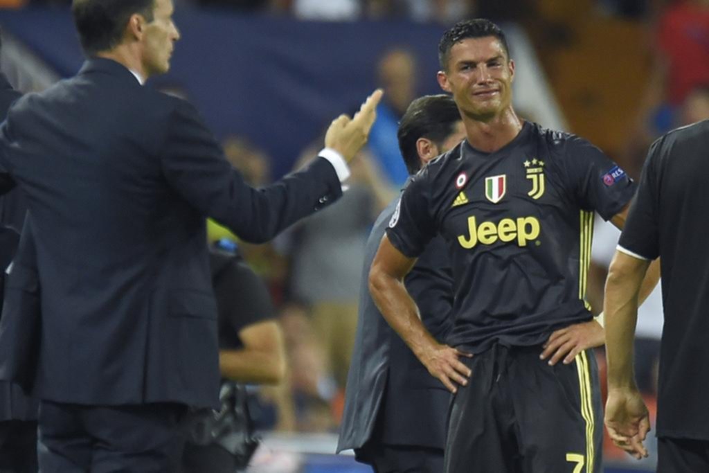 Juventus le ganó a Valencia con dos goles de penal y sufrió la expulsión de Ronaldo