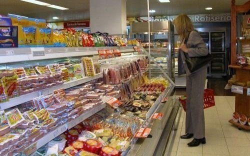 Supermercados se esfuerzan con ofertas y precios bajos en productos seleccionados
