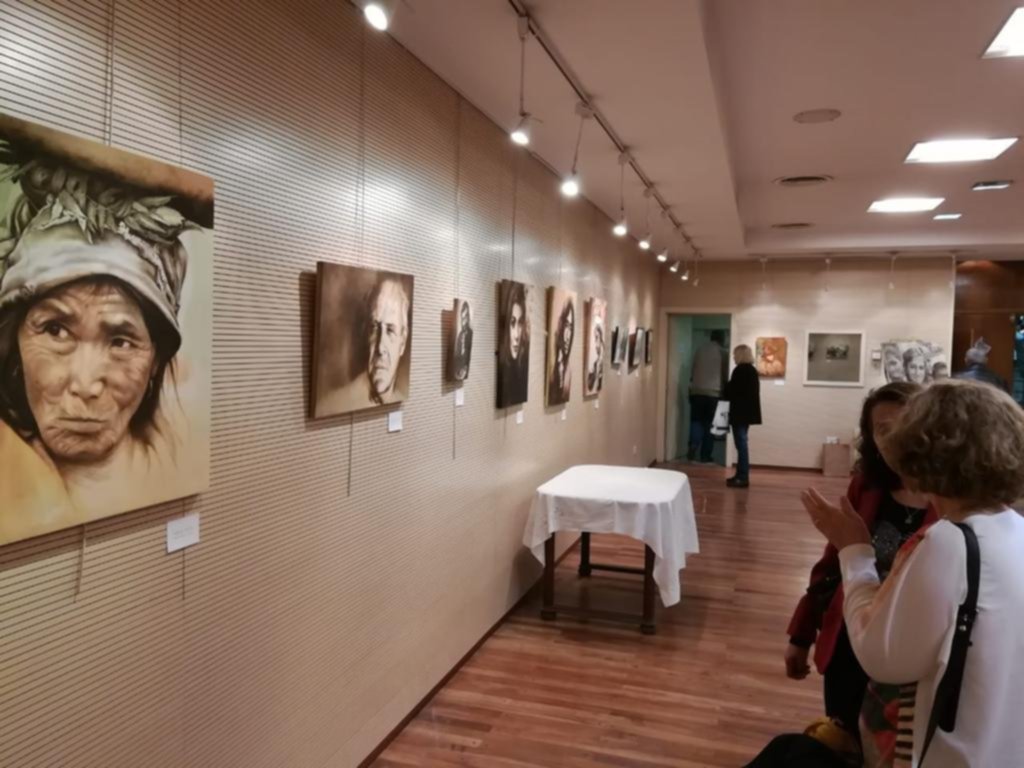 Muestra de retratos de artista local