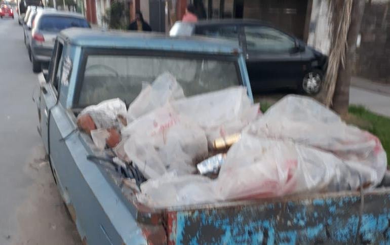 Abandonaron una camioneta y se convirtió en un basurero