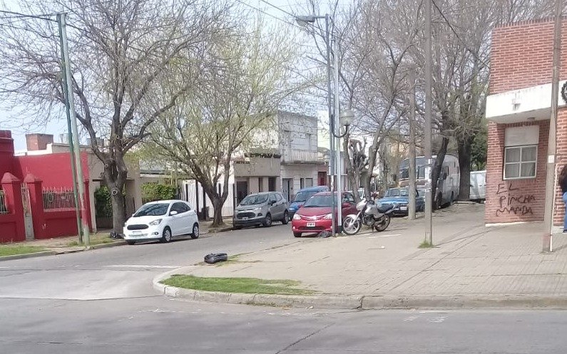 La Loma: advierten por tránsito peligroso en esquina de jardín de infantes