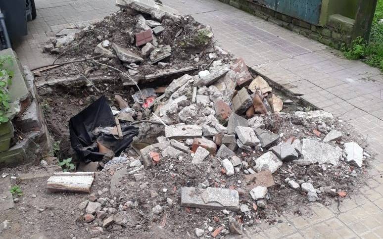 Pozo y escombro en vereda de 116, 42 y 43