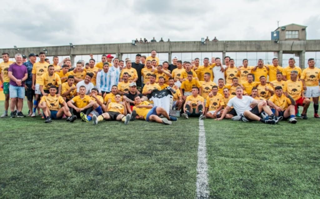 Los All Blacks ofrecieron una clínica deportiva en la cárcel de San Martín