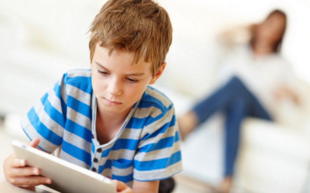 Más de dos horas frente a las pantallas afecta el desarrollo cognitivo de los niños