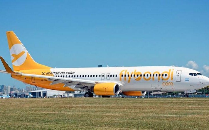 Flybondi comenzó a vender pasajes para volar al exterior