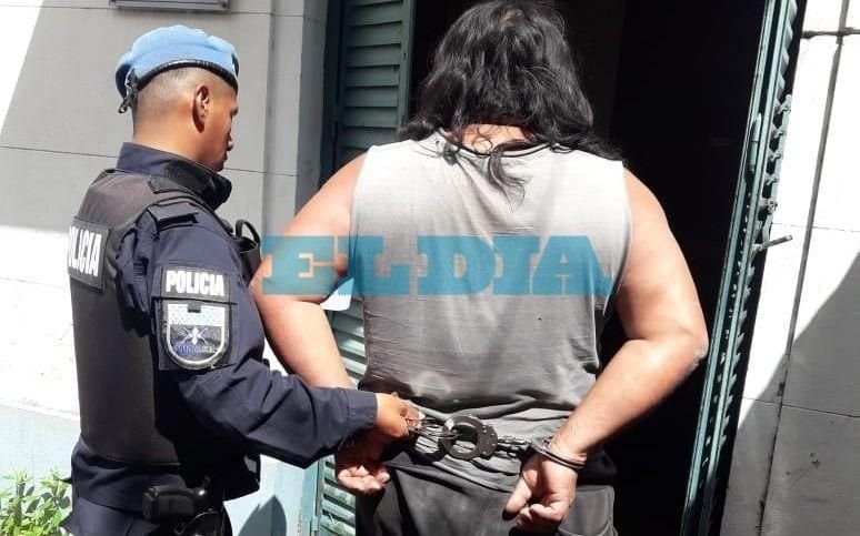 Un motociclista detenido en un operativo en Gonnet acusado de circular con una patente falsa