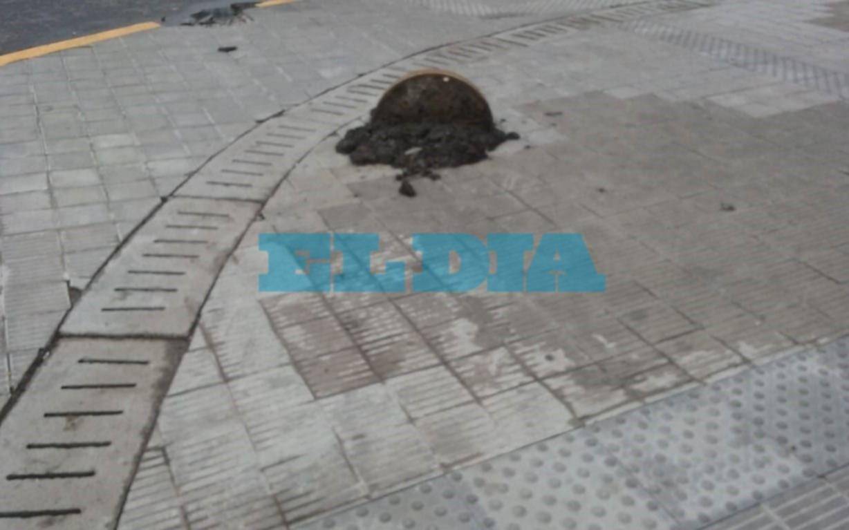 Un barrio sufre por los desbordes cloacales: ¡tres en una manzana!