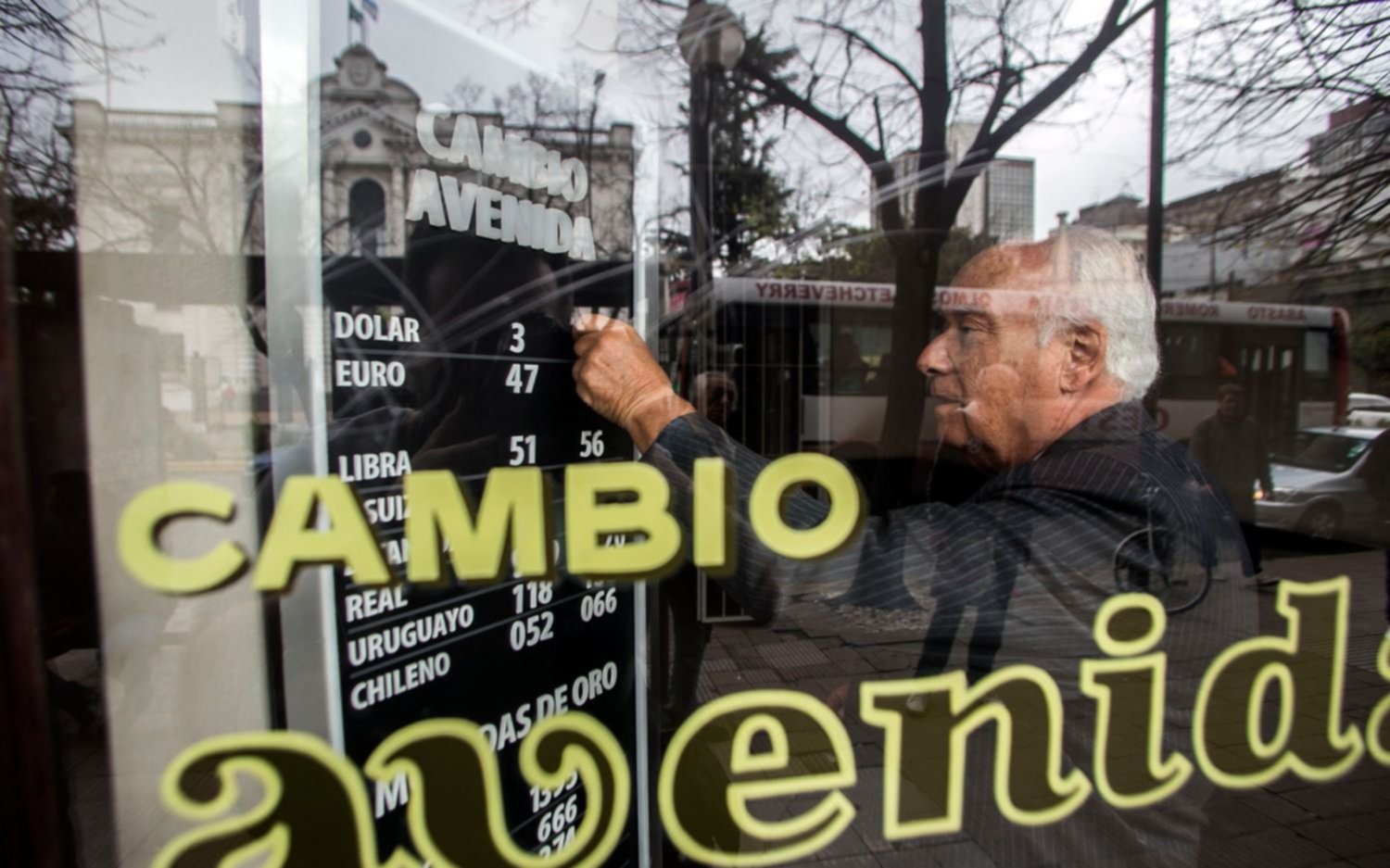 El dólar, pum para arriba: cerró por encima de los $42