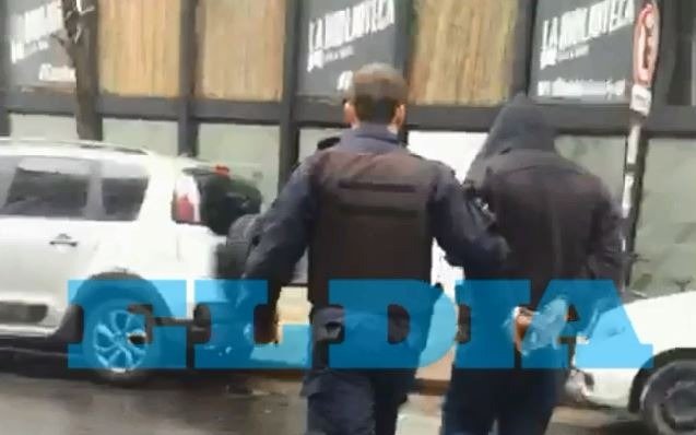 VIDEO: Detienen a un hombre en el banco de 7 y 48 acusado de estafa