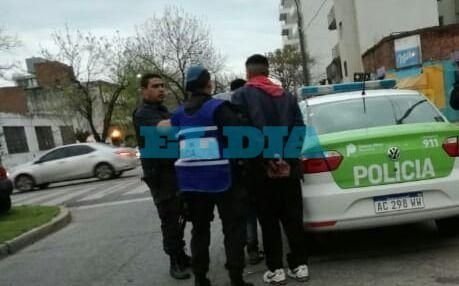 Detienen a cuatro personas sospechadas de deshacerse de un arma en 68 y 15
