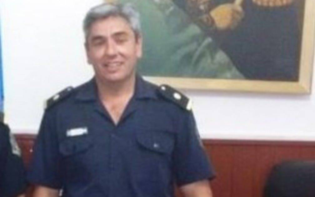 Denuncian a un subcomisario de la Bonaerense por "hacerse masajear por tres presas"