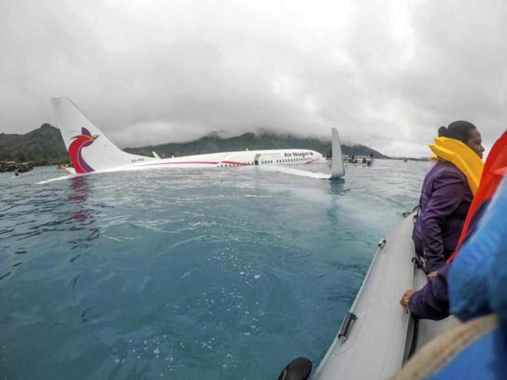 Un avión se accidentó y terminó en una laguna en una isla del Pacífico