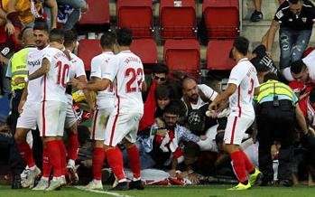 Cedió una valla y hubo 14 heridos en Eibar-Sevilla